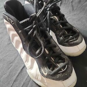 Black white Nikes good condition Youth size 1.5